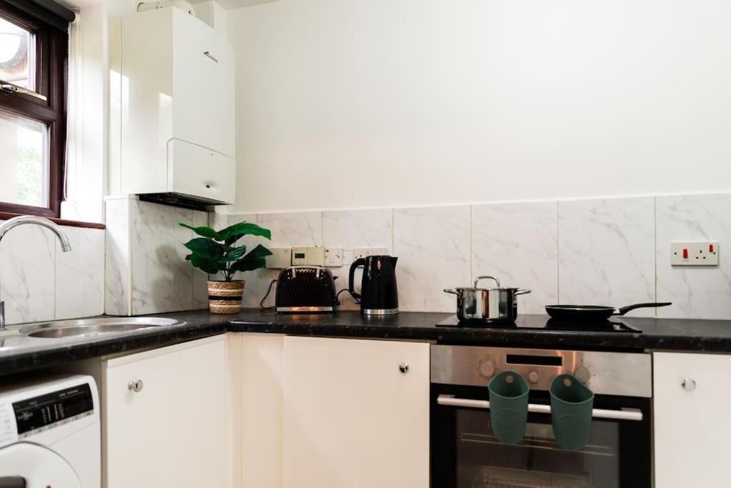 Cosy Decorated Flat In Tonbridge Appartement Buitenkant foto